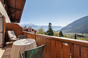 Outdoor dining - Wiedmairhof Apartment 'Grafensteiner' with South/east facing balcony, Shared Terrace, Garden & Wi-Fi (Lagundo)