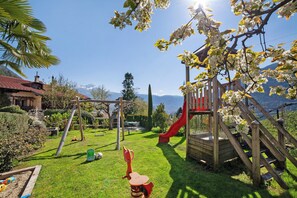Children’s area - Wiedmairhof Apartment 'Morgenduft' with South-facing balcony, Shared Terrace and Garden and Wi-Fi (Lagundo)