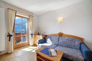 TV, ping pong - Wiedmairhof Apartment 'Morgenduft' with South-facing balcony, Shared Terrace and Garden and Wi-Fi (Lagundo)