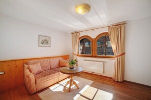 TV, table tennis - Wiedmairhof Apartment 'Schwalbennest' with West-facing balcony, Shared Terrace & Garden and Wi-Fi (Lagundo)