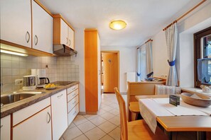 Geladeira, micro-ondas, cooktop, lava-louças