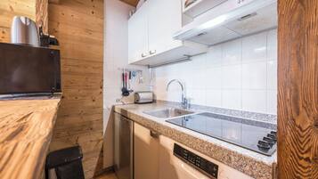 Een koelkast, een magnetron, een kookplaat, een vaatwasser