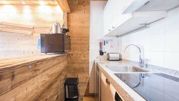 Jääkaappi, mikroaaltouuni, liesi, astianpesukone