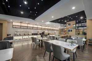 A modern restaurant with a bar area, wooden flooring, and contemporary lighting fixtures. - Jinjiang Inn (Zhengzhou High-speed Railway East Station Zhengdong MixC Branch) (Zhengzhou)