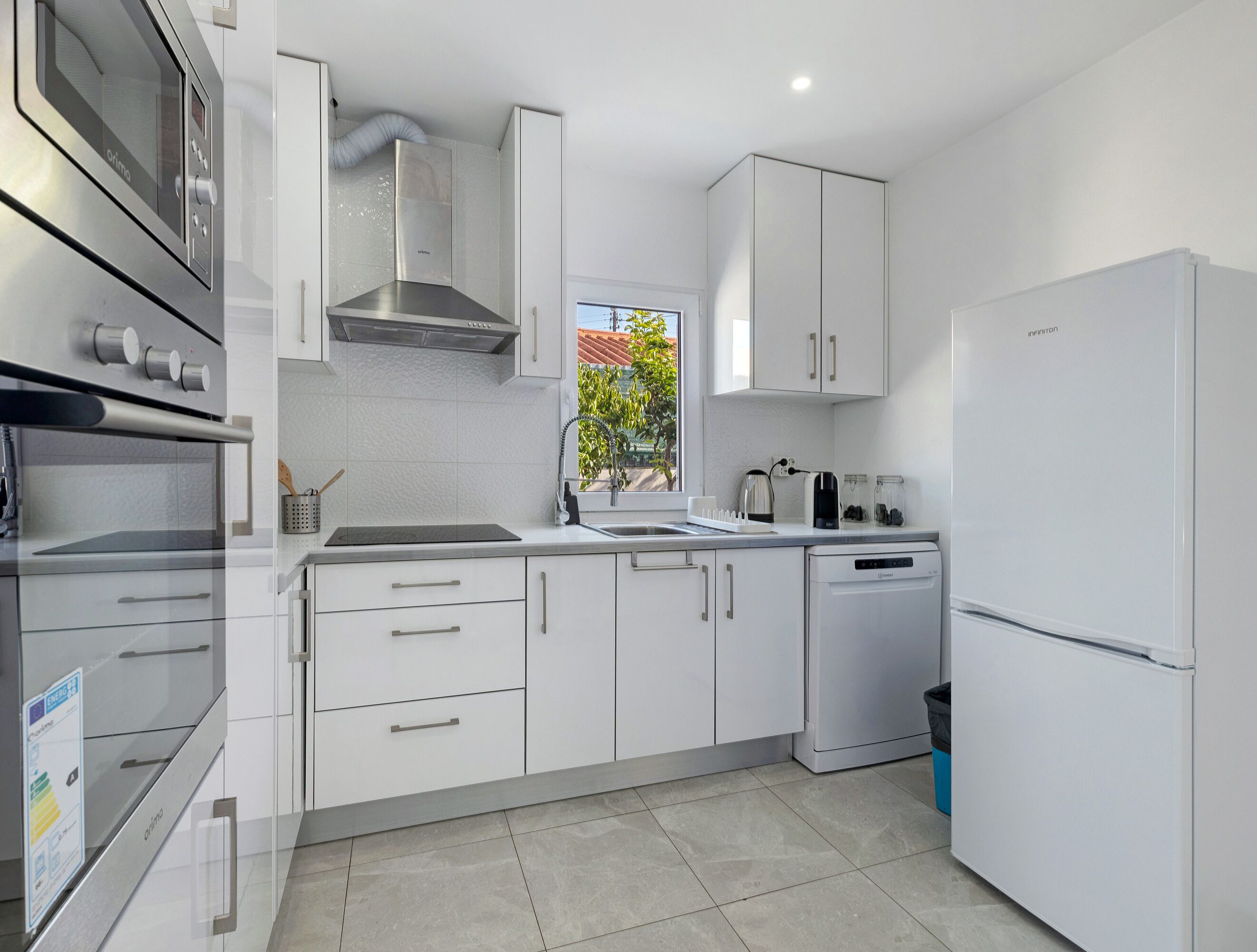 Kühlschrank, Mikrowelle, Ofen, Geschirrspüler