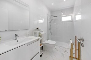 Shower, hair dryer, towels