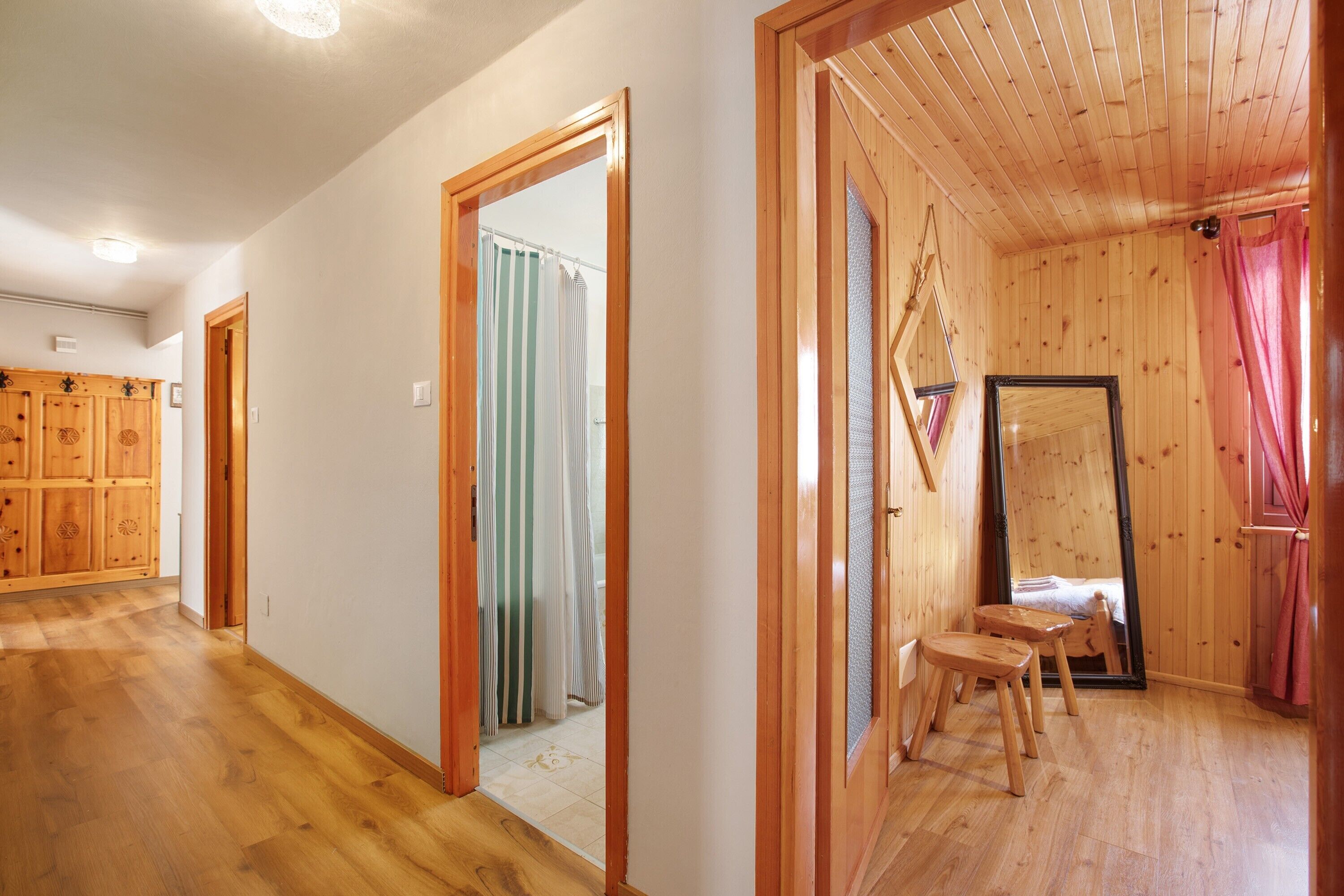 3 bedrooms, iron/ironing board, bed sheets