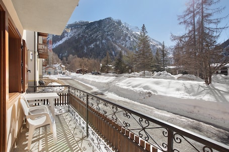 Parco della struttura. Appartamento 'La Maison Du Bonheur Lillaz' con vista sulle montagne, giardino in comune e balcone