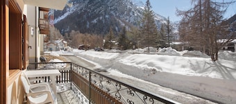 Apartment 'La Maison Du Bonheur Lillaz' with Mountain View, Shared Garden and Balcony