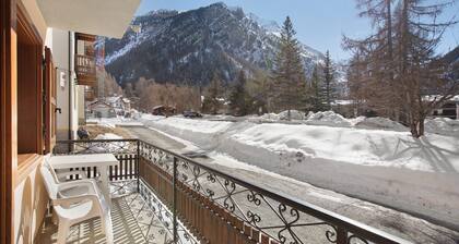 Apartment 'La Maison Du Bonheur Lillaz' with Mountain View, Shared Garden and Balcony