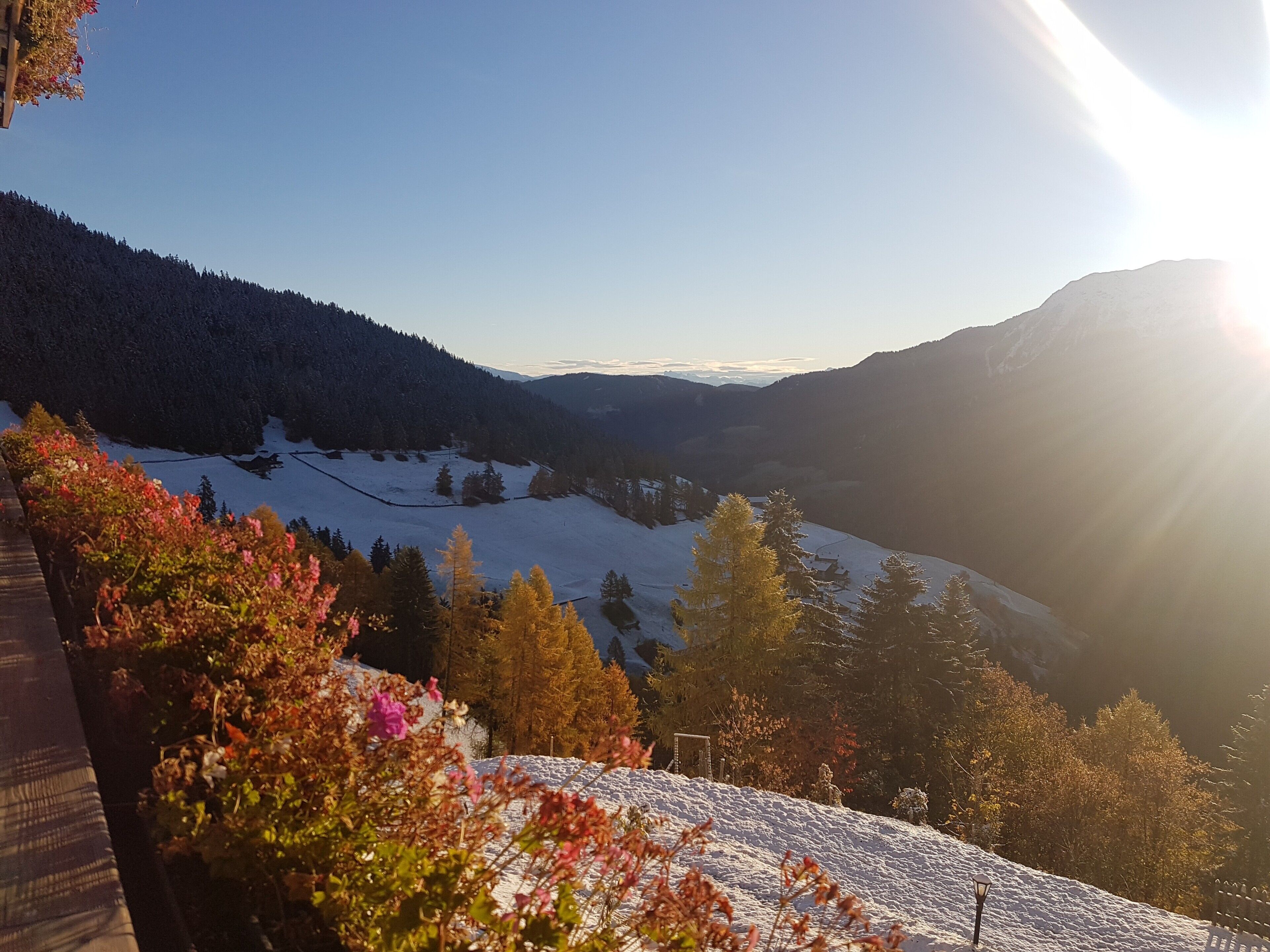 Eine Berglandschaft mit schneebedeckten Hängen und blauem Himmel.