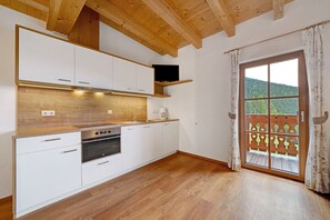 Een koelkast, een oven, een kookplaat, een vaatwasser