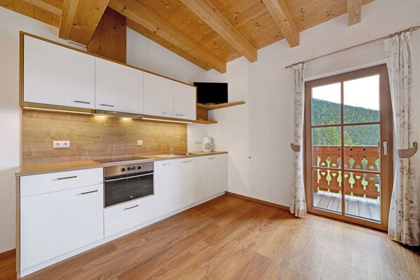 Frigorifero, forno, piano cottura, lavastoviglie