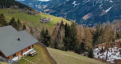 Chalet 'Niederhaushof Edelweiß' mit Bergblick, Privatem Garten und Wi-Fi
