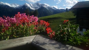 A wooden deck with a view of snow-capped mountains and a clear sky. - Chalet 'Niederhaushof  Edelweiß' with Mountain View, Private Garden and Wi-Fi (Ulten)