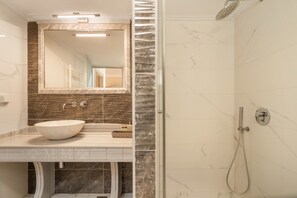 Dusche, Haartrockner, Handtücher