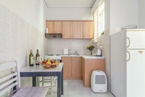 Frigorifero, forno, piano cottura, bollitore elettrico