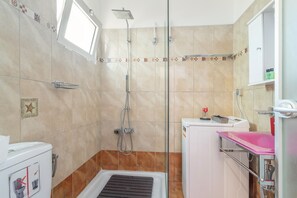 Shower, hair dryer, towels
