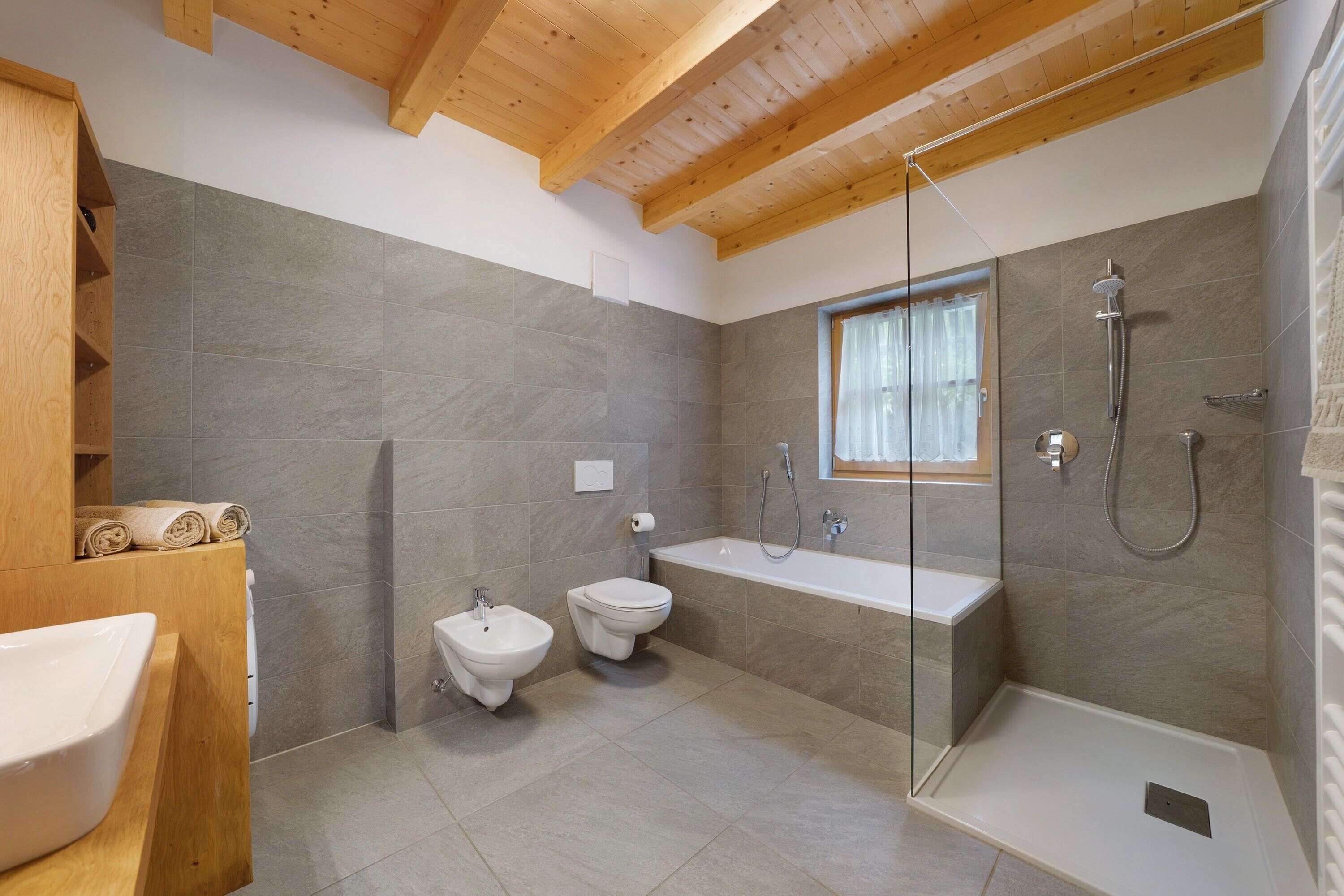 Dusche, Haartrockner, Handtücher