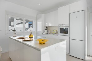 Een koelkast, een oven, een kookplaat, een vaatwasser
