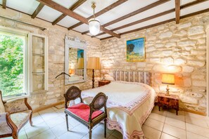 4 bedrooms, iron/ironing board, free WiFi, bed sheets