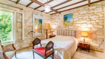 4 slaapkamers, een strijkplank/strijkijzer, gratis wifi, beddengoed