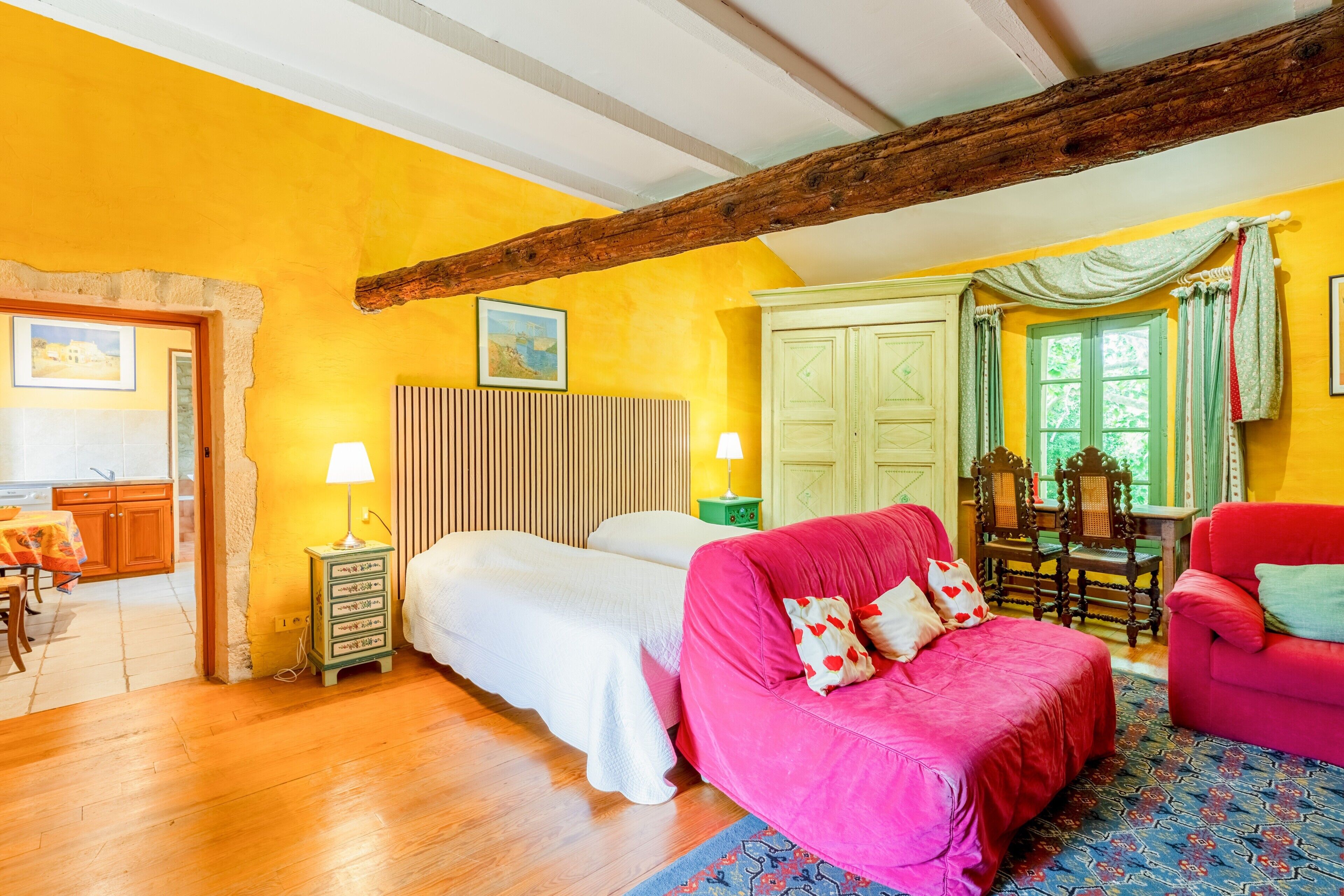 4 bedrooms, iron/ironing board, free WiFi, bed sheets