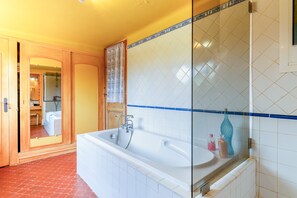 Douche, séchoir à cheveux, serviettes fournies