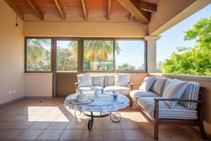 Een televisie, een open haard en een dvd-speler