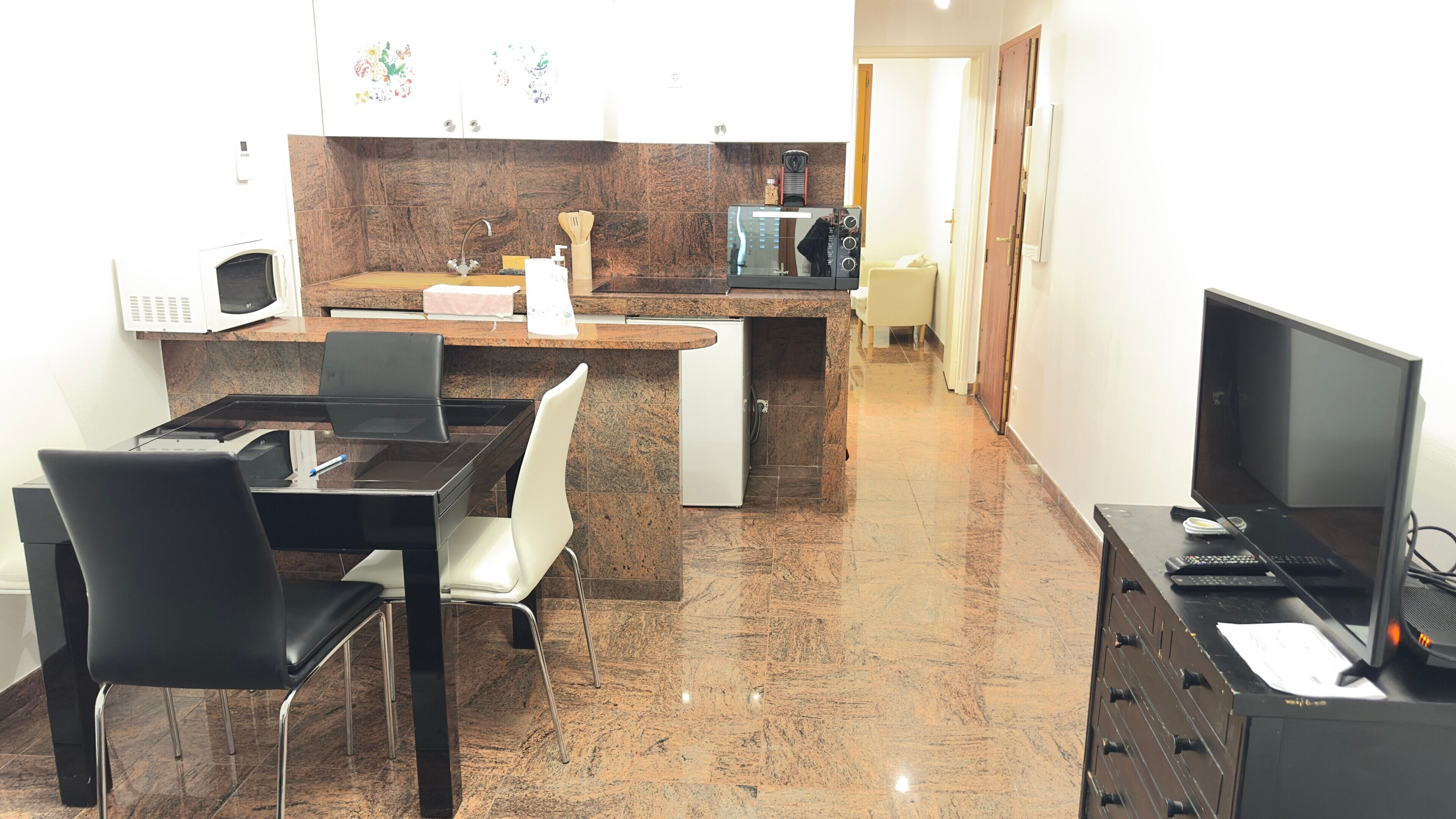 Jääkaappi, mikroaaltouuni, uuni, liesi