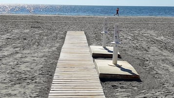 Una spiaggia nelle vicinanze