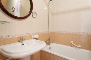 Douche, séchoir à cheveux, serviettes fournies