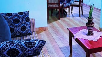Habitación Confort, vista a la montaña | Área de sala de estar