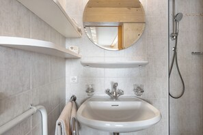 Een douche, handdoeken