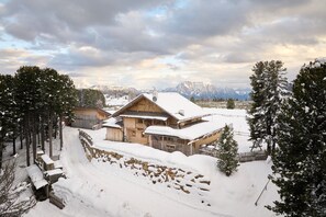 Exterior - Room 'Rot' with Shared Terrace, Shared Garden and Wi-Fi (Villandro)