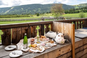 Outdoor dining - Room 'Rot' with Shared Terrace, Shared Garden and Wi-Fi (Villandro)