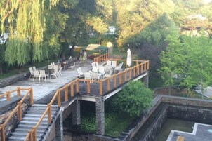 รับประทานอาหารกลางแจ้ง