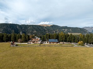 Property grounds - Room 'Orange' with Shared Terrace, Shared Garden and Wi-Fi (Villandro)