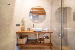 Shower, hair dryer, towels - Villa 'Negri' with Private Pool, Wi-Fi and Air Conditioning (Illes Balears)
