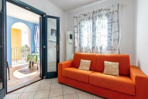 TV - Apartment 'Sea Paradise' with Sea View, Wi-Fi and Air Conditioning (Valledoria)