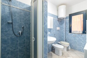 Chuveiro, secador de cabelo, toalhas de banho 