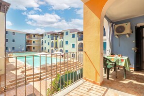 Outdoor dining - Apartment 'Sea Paradise' with Sea View, Wi-Fi and Air Conditioning (Valledoria)