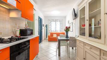 Kühlschrank, Mikrowelle, Ofen, Herdplatte