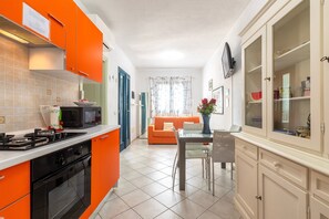 Fridge, microwave, oven, stovetop - Apartment 'Sea Paradise' with Sea View, Wi-Fi and Air Conditioning (Valledoria)