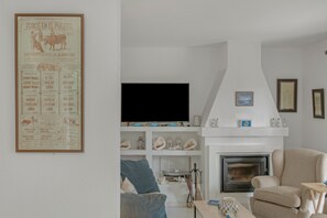 TV, fireplace - Cottage 'Rocio' with Private Terrace, Wi-Fi and Air Conditioning (El Puerto de Santa María)