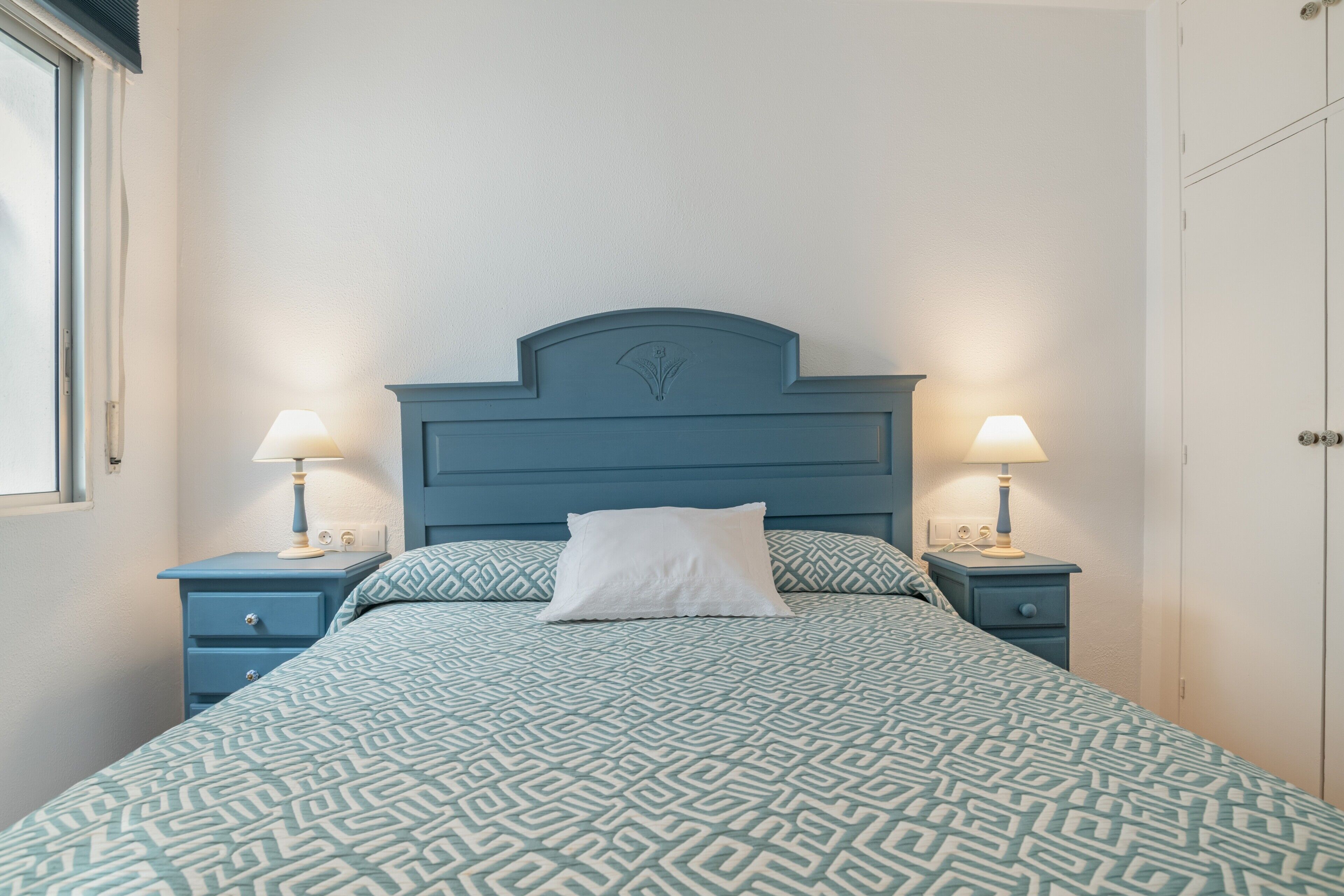 5 bedrooms, iron/ironing board, free WiFi, bed sheets