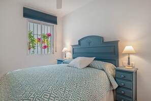 5 bedrooms, iron/ironing board, free WiFi, bed sheets - Cottage 'Rocio' with Private Terrace, Wi-Fi and Air Conditioning (El Puerto de Santa María)