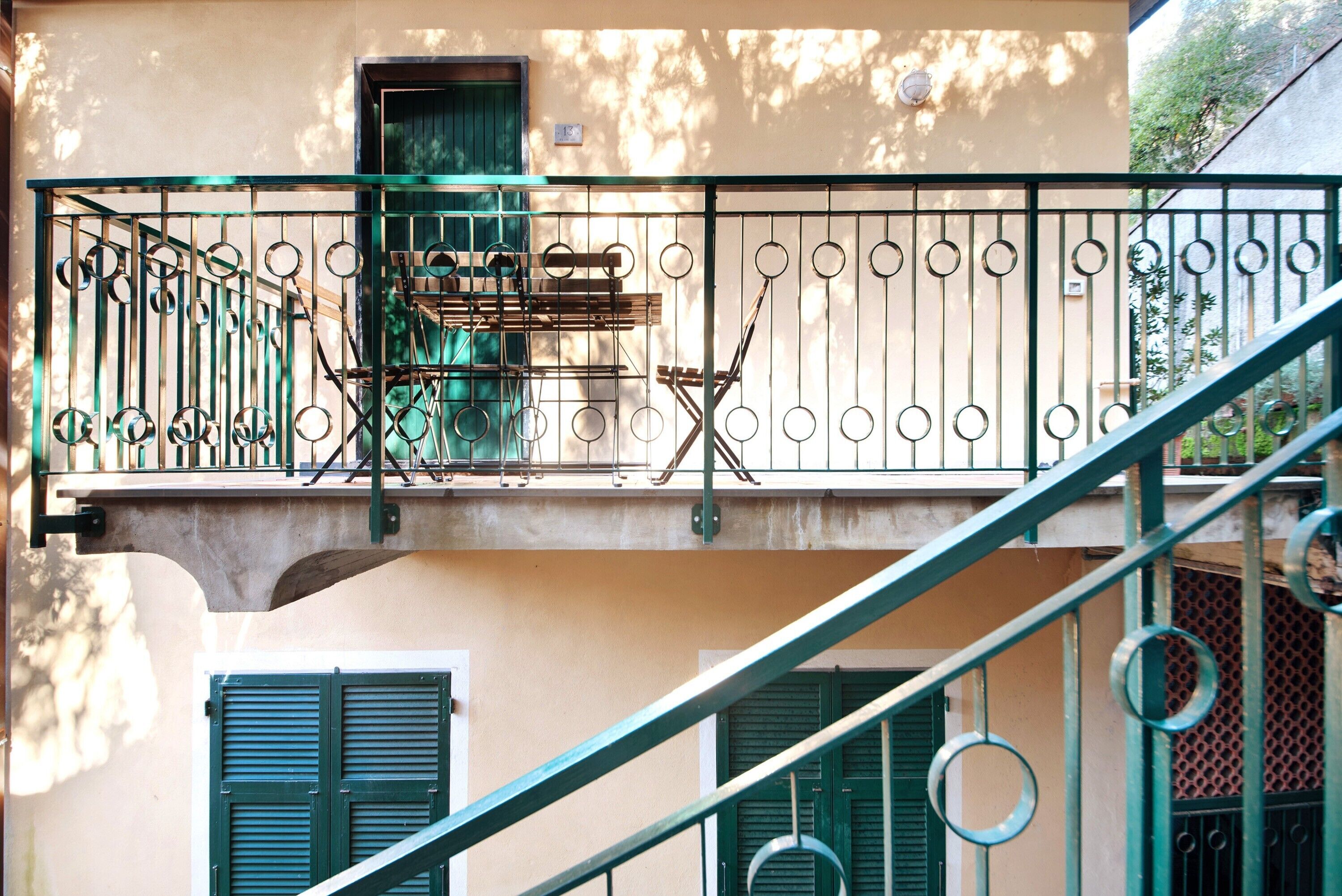 Un edificio a più livelli con una scala in metallo e ringhiere per il balcone.