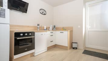 Køleskab, mikrobølgeovn, ovn, kogeplade