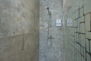 Regadera, secadora de cabello, toallas 